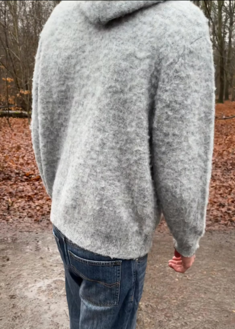 Fluffy strikket grå hettegenser